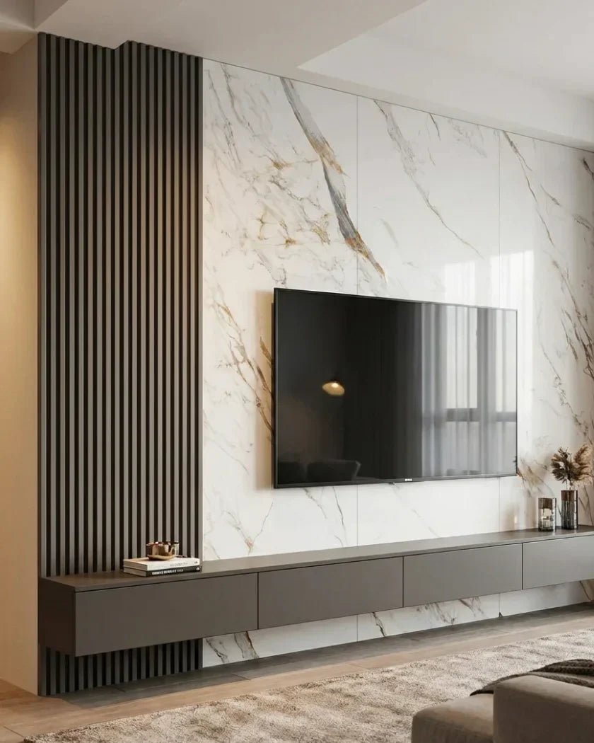 Antes y después: pared de TV con listones WPC y mármol blanco alto brillo en Bilbao