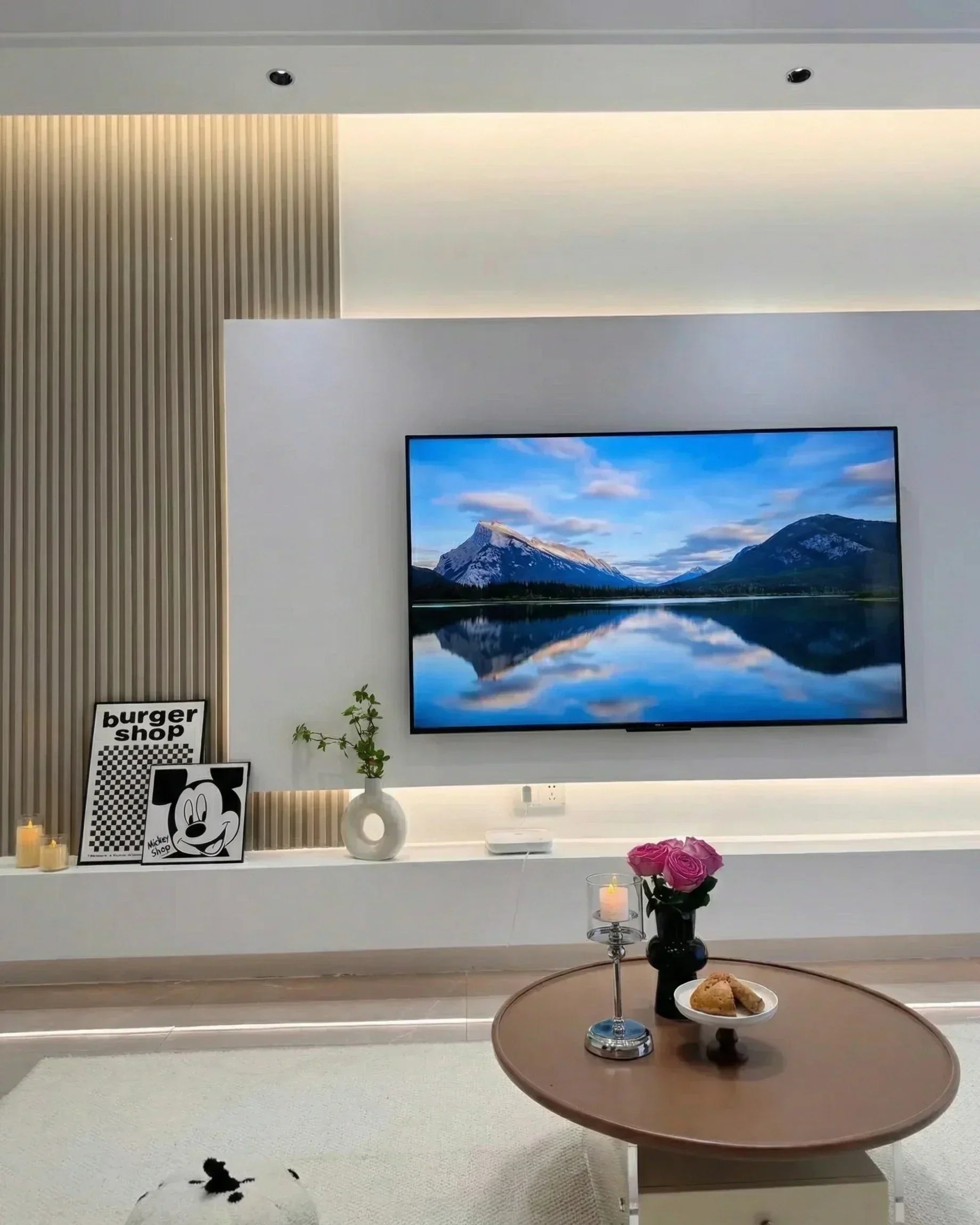 Antes y después: una media wall minimalista en Valencia con listones de WPC y luz LED