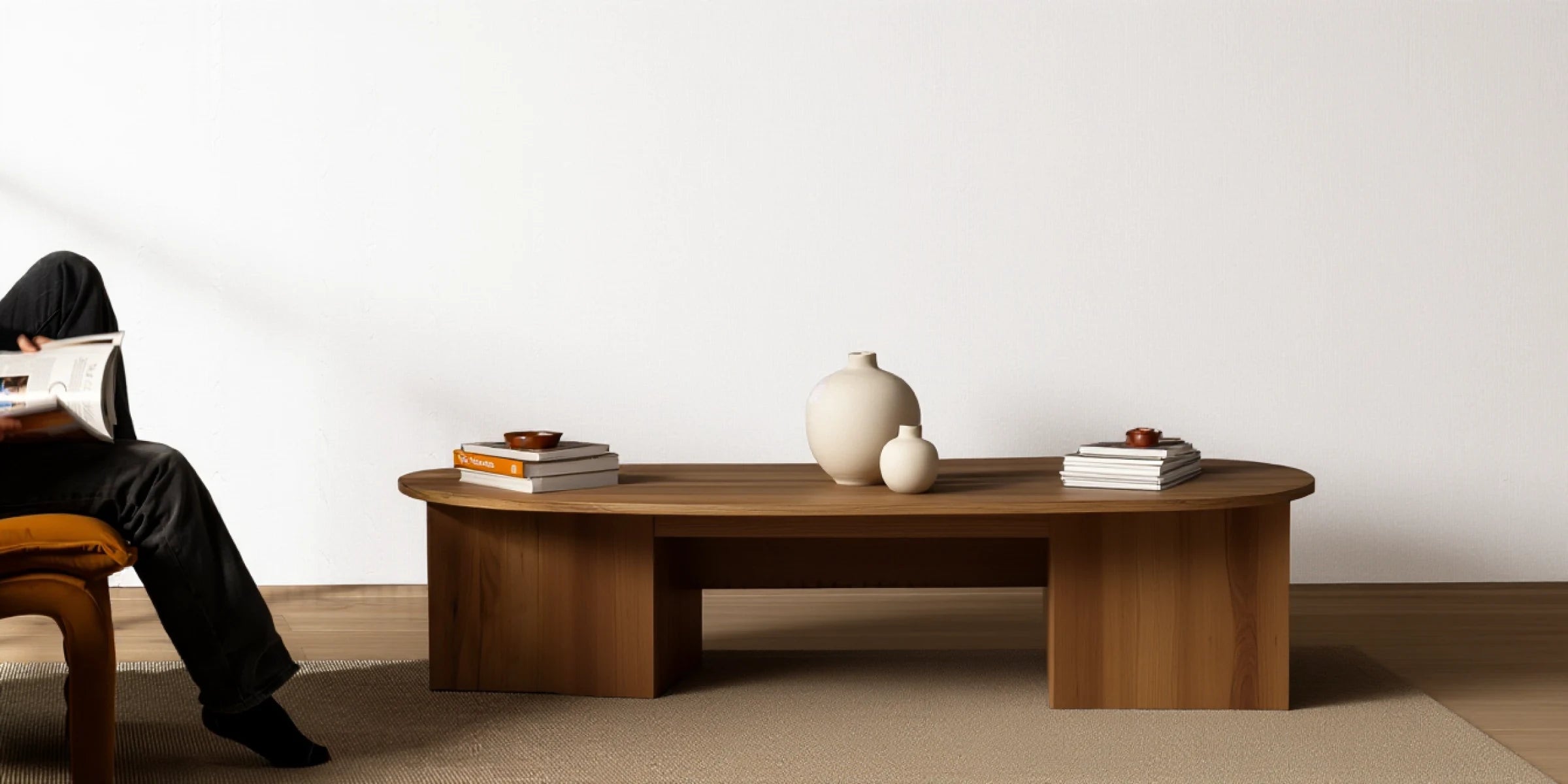 Vista de una sala con pared blanca antes de la instalación del revestimiento acústico de listones de Revestimientos Pared. PC view