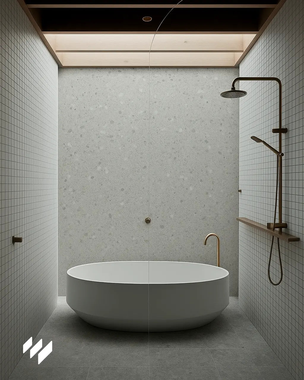Baño contemporáneo con bañera exenta blanca, pared principal revestida con panel SPC efecto terrazo, ducha de techo dorada y detalles en madera clara.