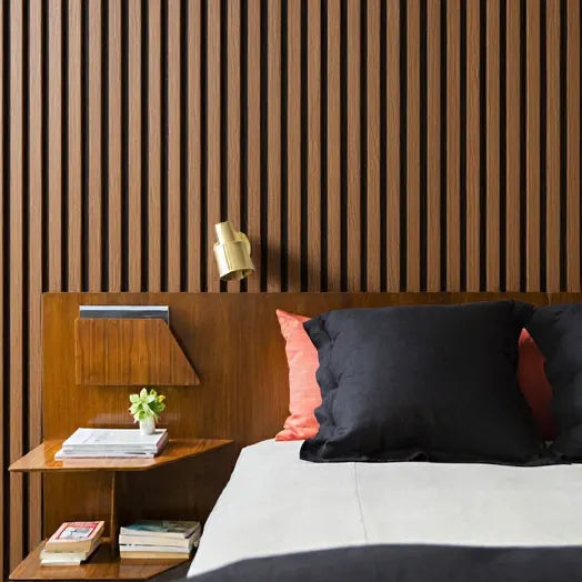 Dormitorio con cabecero realzado por el revestimiento de pared 3D Palillería Acústica en color Roble Ahumado de Revestimientos Pared, combinando calidez y estilo moderno.