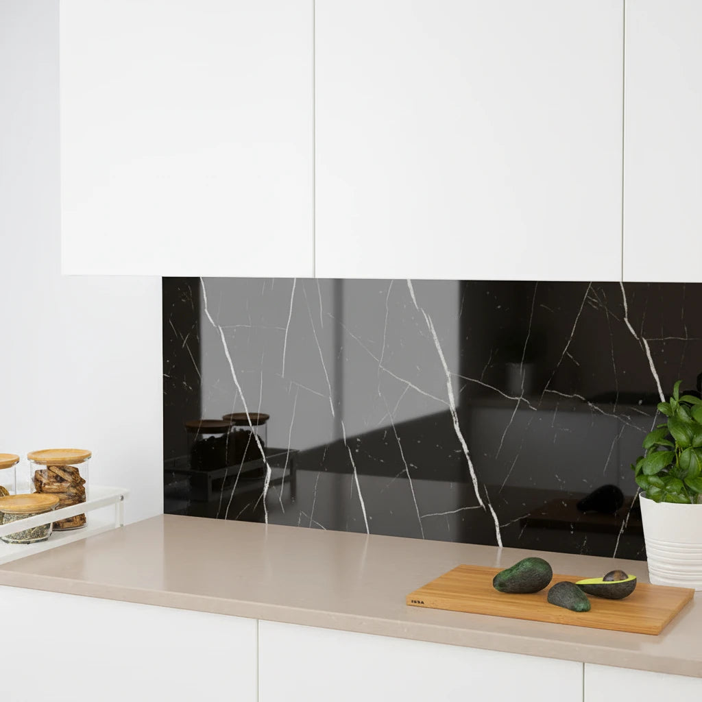 Revestimiento de pared Panel WPC Alto Brillo efecto Mármol Negro Marquina utilizado como backsplash en cocina moderna con muebles blancos y encimera beige.