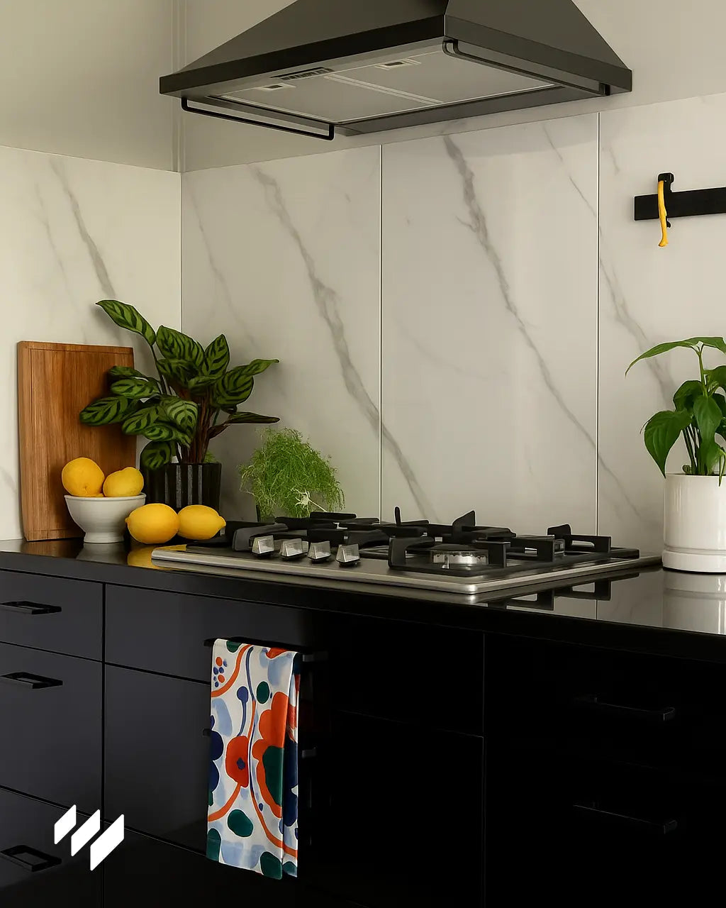 Cocina de diseño con salpicadero en Panel WPC Alto Brillo efecto mármol Calacatta Blanco de Revestimientos Pared.