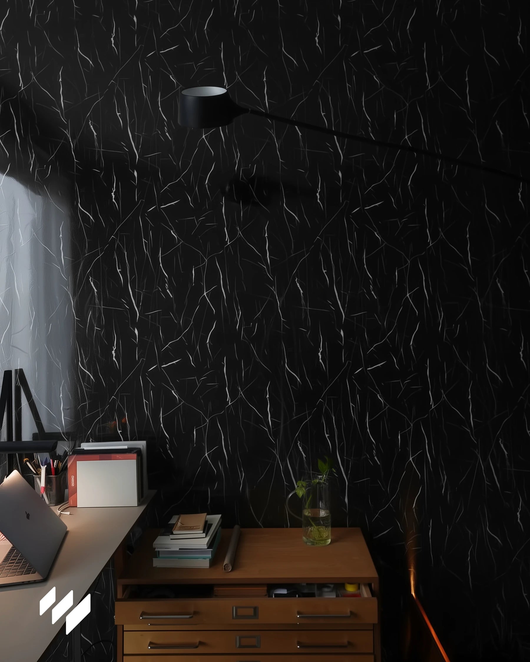 Espacio de trabajo contemporáneo con pared revestida en Panel WPC Alto Brillo efecto Mármol Negro Marquina de Revestimientos Pared, combinando elegancia y contraste con mobiliario de madera.