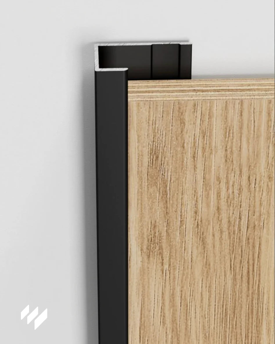 Detalle del Perfil de remate en U de aluminio negro mate instalado sobre panel decorativo de revestimientos pared