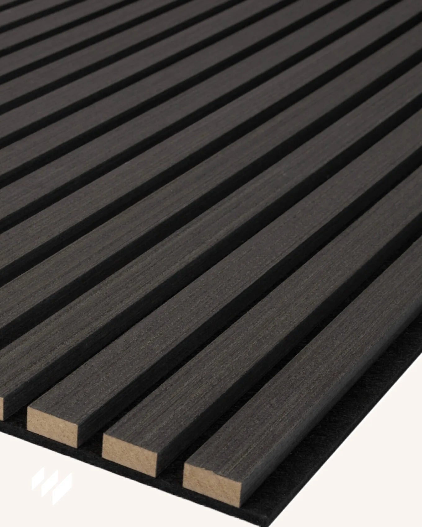 Vista en perspectiva del panel Roble Negro de Revestimientos Pared, mostrando textura vetada y profundidad entre listones.