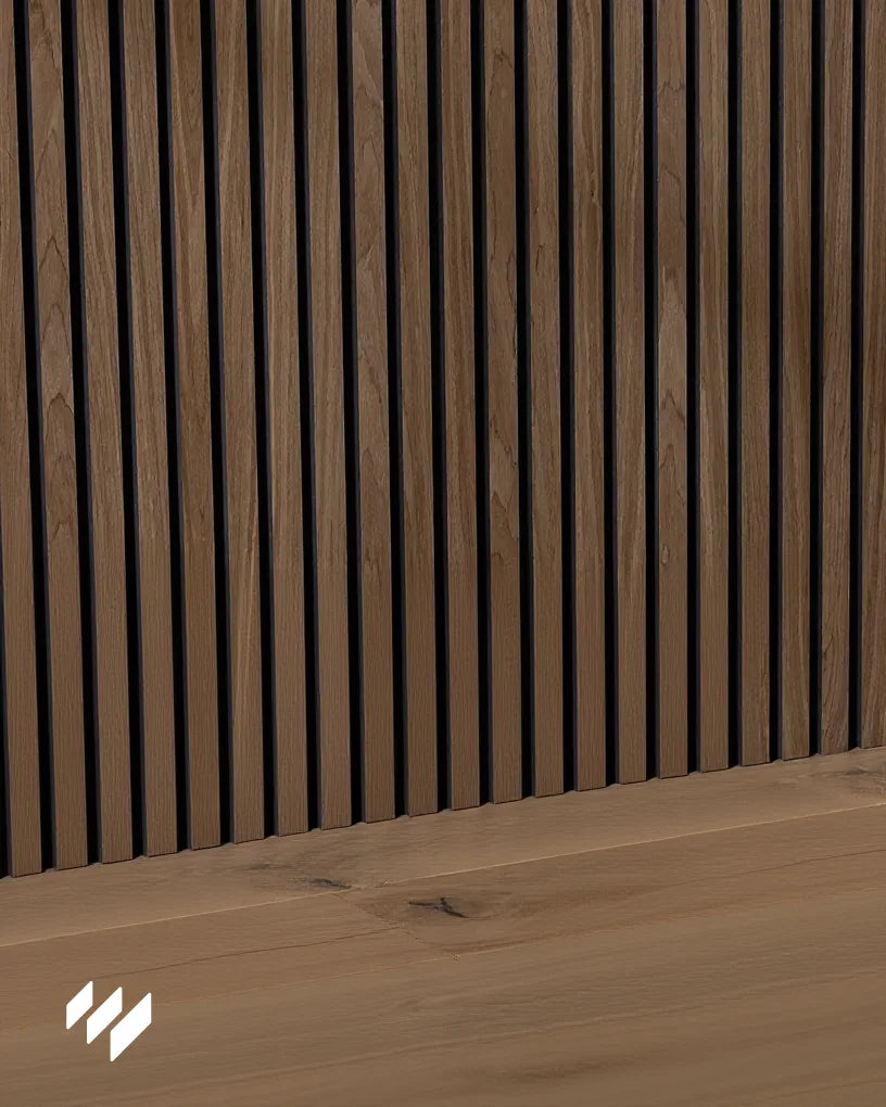 Vista cercana de la base del panel acústico Roble Ahumado de Revestimientos Pared con suelo de madera natural