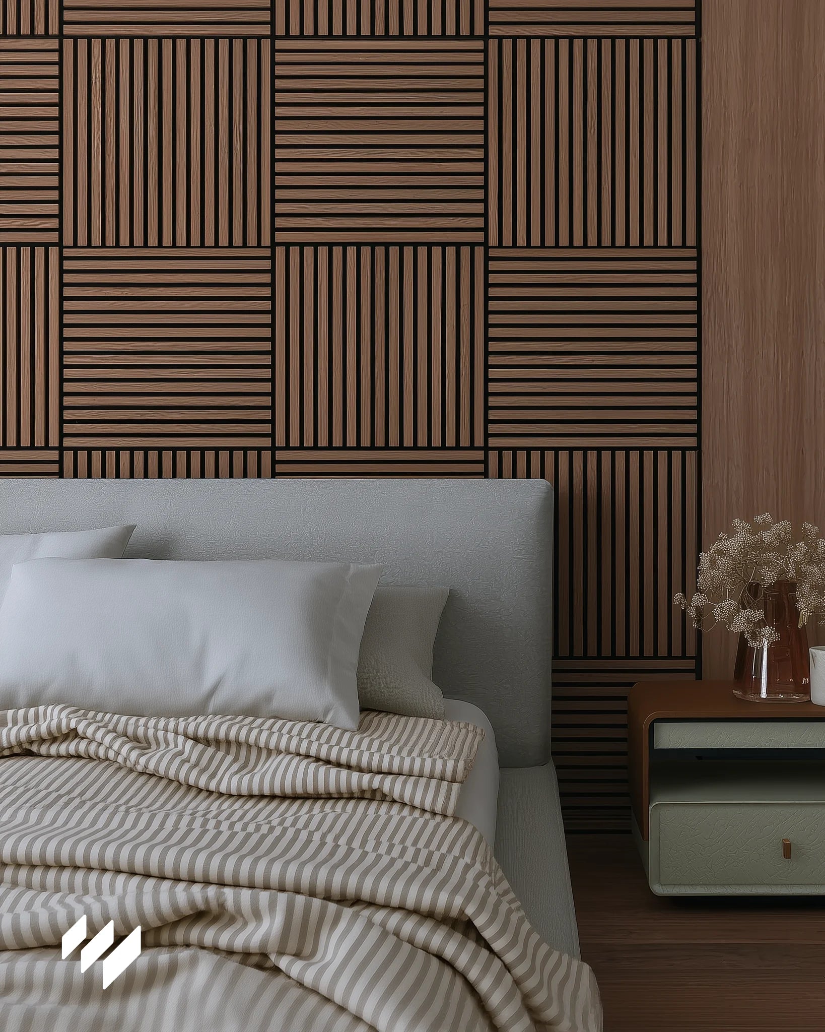 Cama con ropa de cama beige frente a una pared de listones cuadrados en Roble Ahumado, aportando calidez y textura al dormitorio.