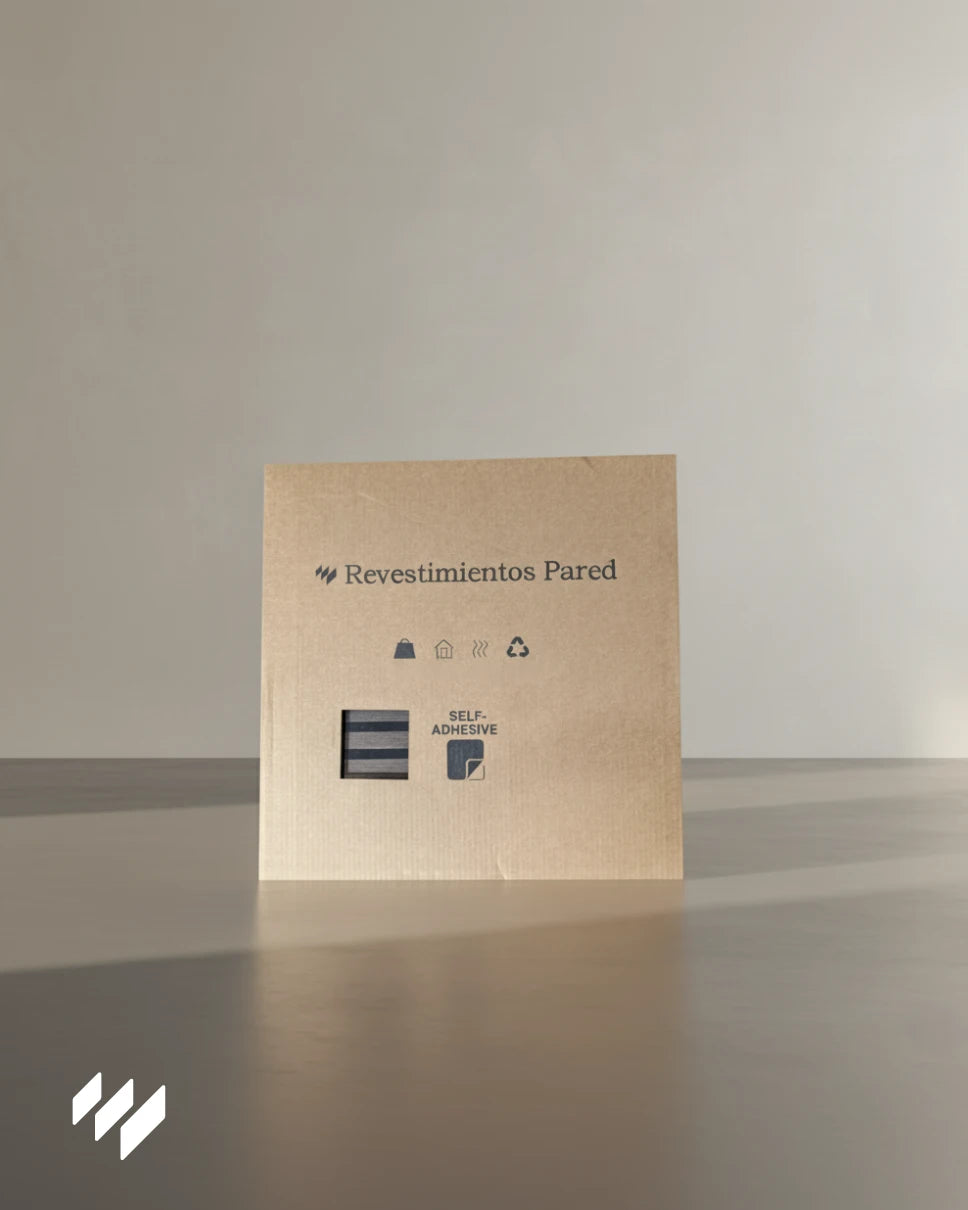 Caja de embalaje ecológica del panel acústico autoadhesivo Roble Ahumado de Revestimientos Pared, con ventana que deja ver los listones y pictogramas informativos en la parte frontal.