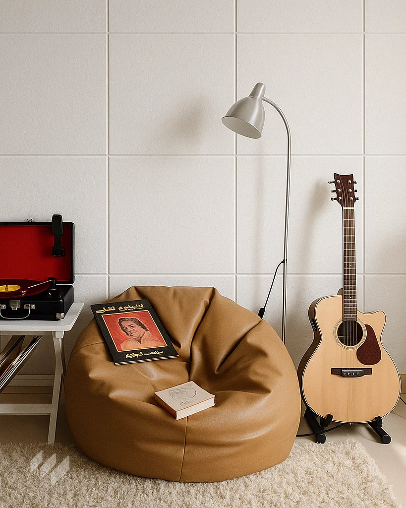 Rincón musical con Espuma Acústica Autoadhesiva de Poliéster Blanca de revestimientos pared, inspirado en ideas de diseño acústico y confort en el hogar. Rincón musical en ático de L. Gómez, Barcelona