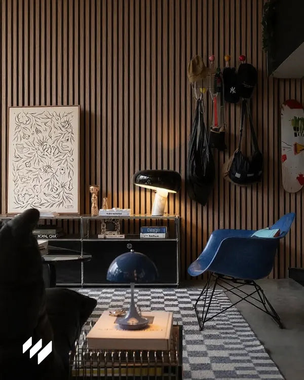 Pared decorada con paneles acústicos Roble Ahumado de Revestimientos Pared en espacio de trabajo ecléctico y artístico