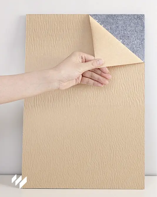 Fotografia_posterior_del_paneles_acusticos_autoadhesivos_gris