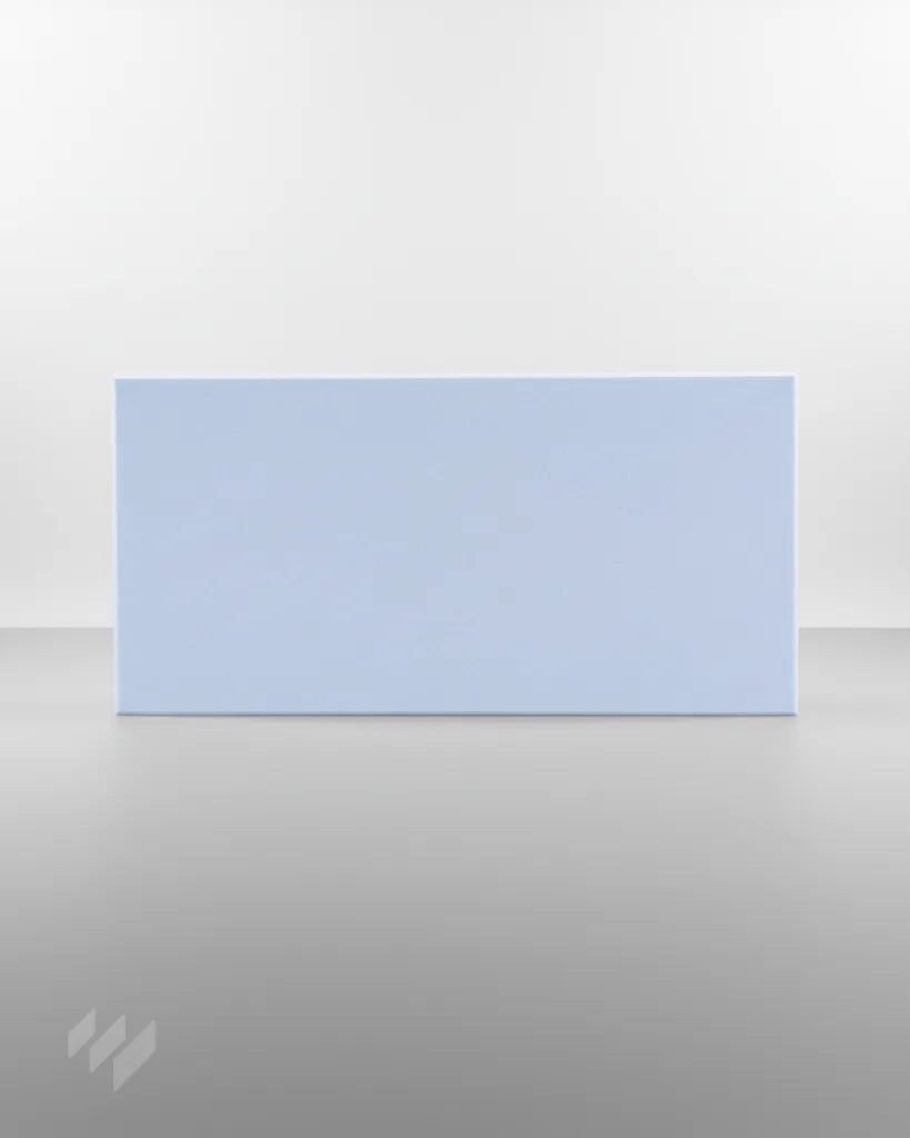 Panel acústico de poliéster blanco autoadhesivo visto de frente, con acabado uniforme y bordes precisos sobre fondo neutro.