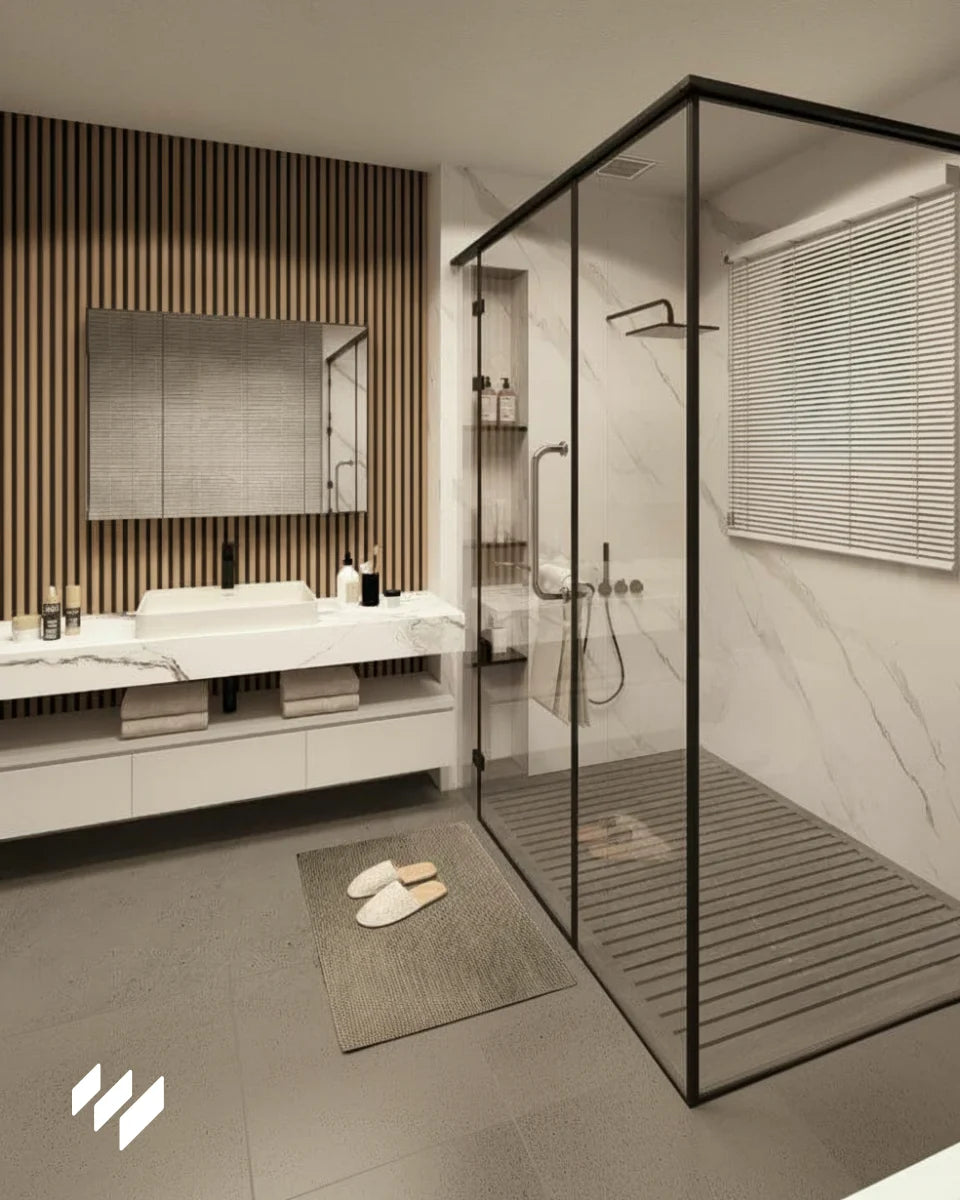 Baño contemporáneo revestido con paneles WPC efecto mármol blanco Calacatta de Revestimientos Pared, combinado con listones decorativos.