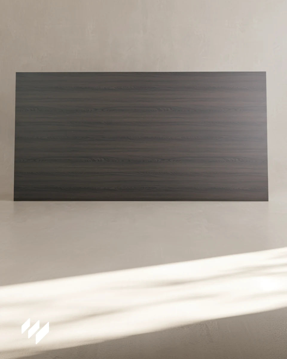 Panel Decorativo WPC Efecto Madera Roble Nocturno , fotografiado en ambiente minimalista y luminoso con luz natural suave.