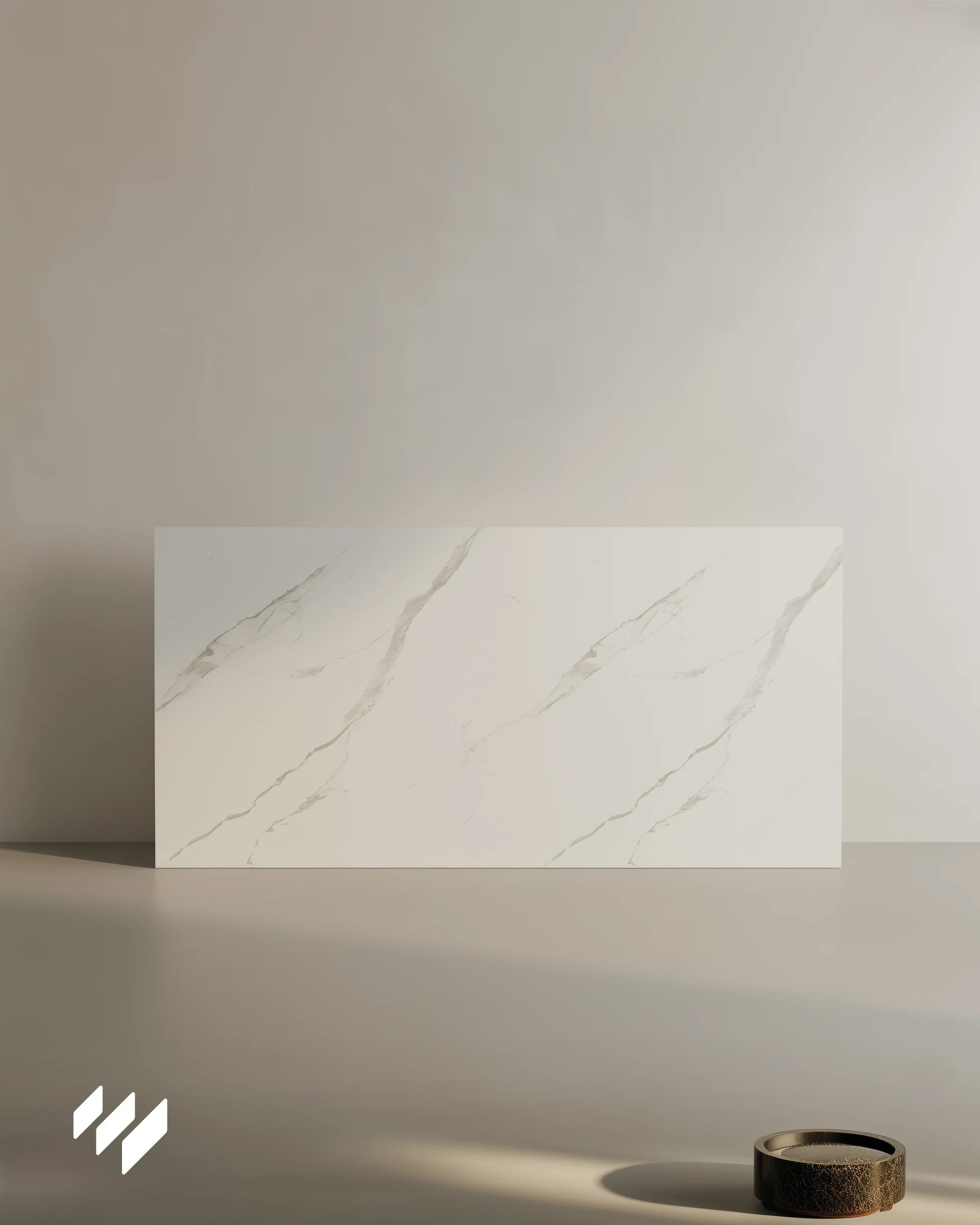 Panel decorativo WPC efecto mármol blanco Calacatta de Revestimientos Pared, acabado mate sin brillo sobre fondo neutro.