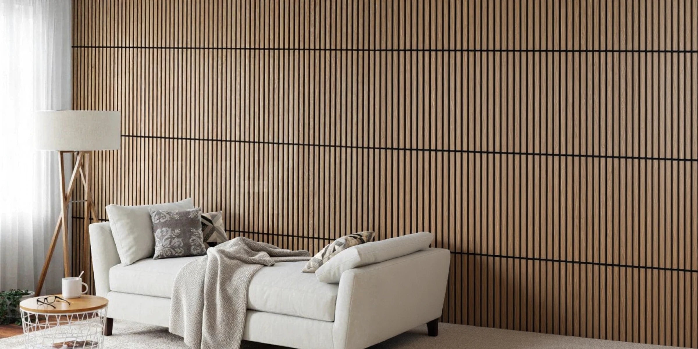 Pared decorada con panel acústico autoadhesivo de listones cuadrados en color Roble Natural, creando un efecto elegante y cálido en el salón. PC view.