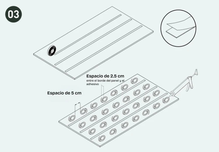 Imagen de la parte posterior del panel con cinta adhesiva de doble cara y adhesivo aplicado en un patrón circular con espacios específicos.