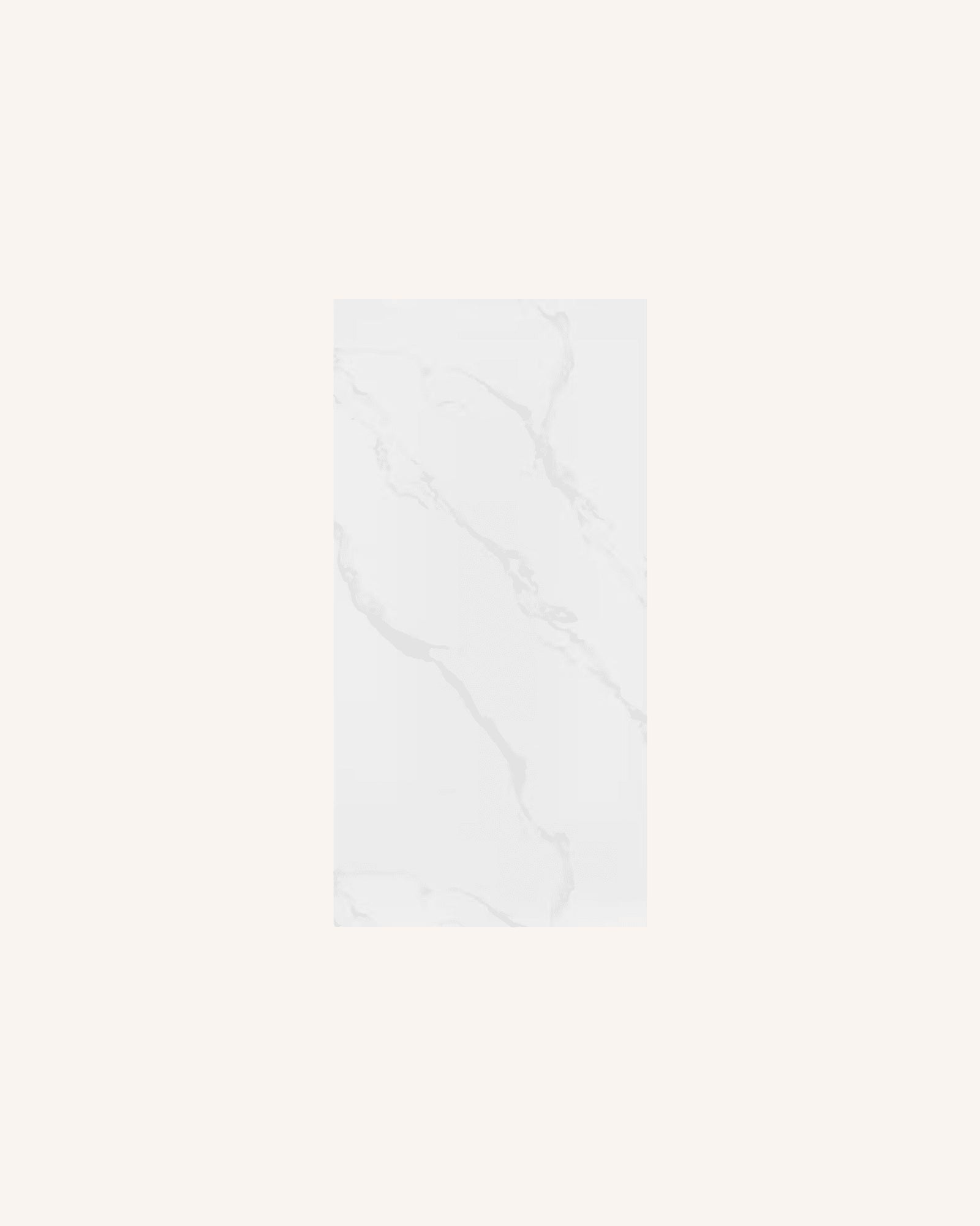 Vista frontal de una placa única de panel SPC efecto mármol blanco Carrara destacando su veta natural gris.