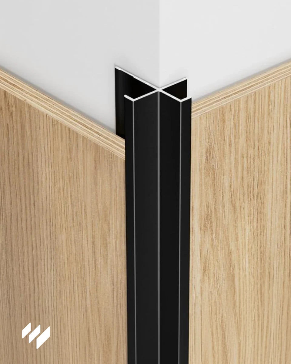 Perfil de Esquina Exterior de Aluminio con Rebaje en color negro mate instalado en una esquina, mostrando su integración con paneles decorativos, imagen de uso real para revestimientos pared de revestimientos pared.