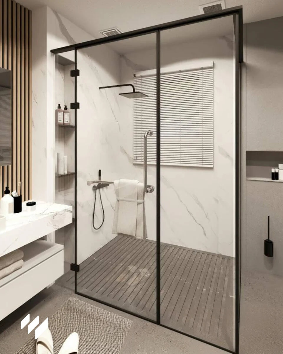 Ducha elegante con paredes revestidas en paneles WPC imitación mármol blanco Calacatta de Revestimientos Pared, estilo minimalista.