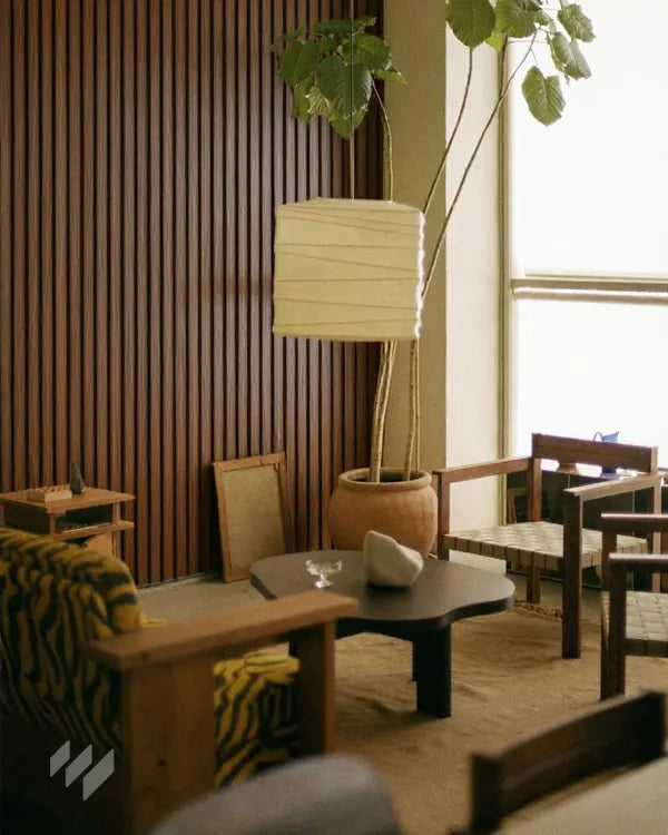 Sala de estar decorada con el revestimiento de pared 3D Palillería Acústica Roble Ahumado de la marca revestimientos pared, creando un ambiente cálido y acogedor con ideas de diseño natural y contemporáneo. Rincón de lectura en piso señorial de Lucía R. Valencia