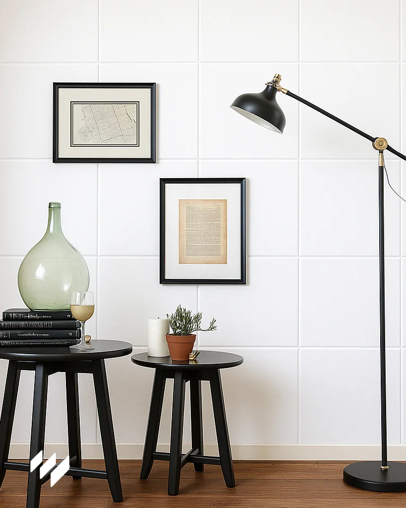 spacio elegante junto a una ventana, decorado con paneles acústicos blancos de 50x50cm de revestimientos pared.