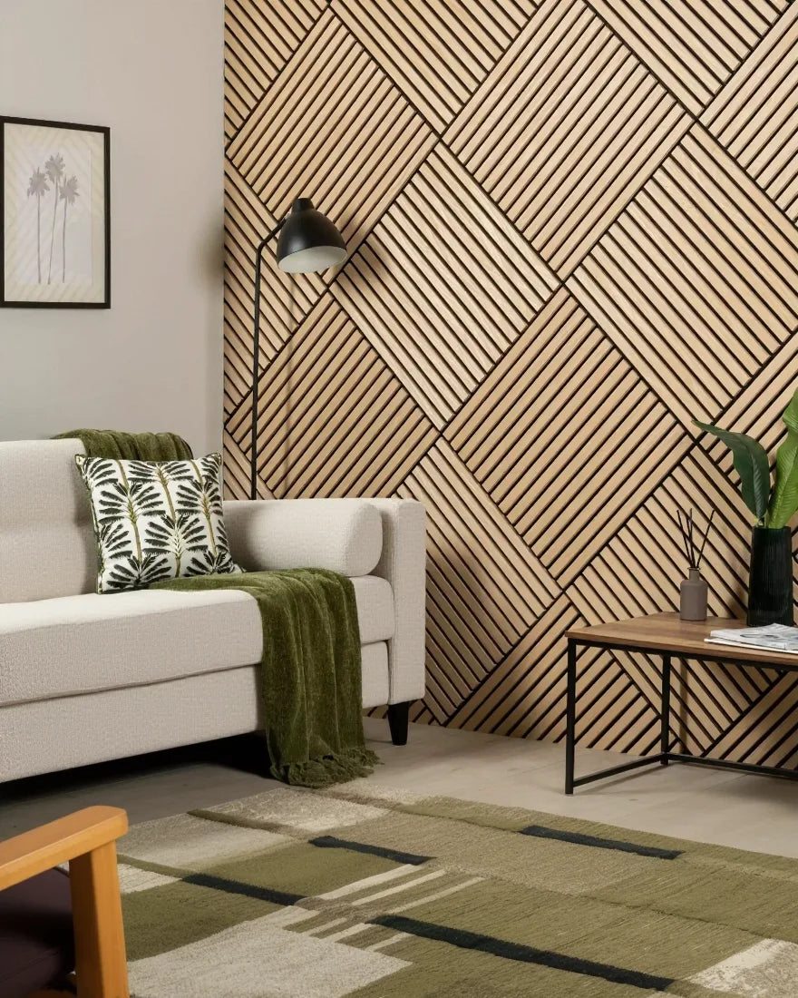 Sala de estar moderna con pared decorativa de paneles acústicos autoadhesivos de listones en color roble natural, colocados en patrón diagonal de 45 grados creando un efecto visual dinámico.