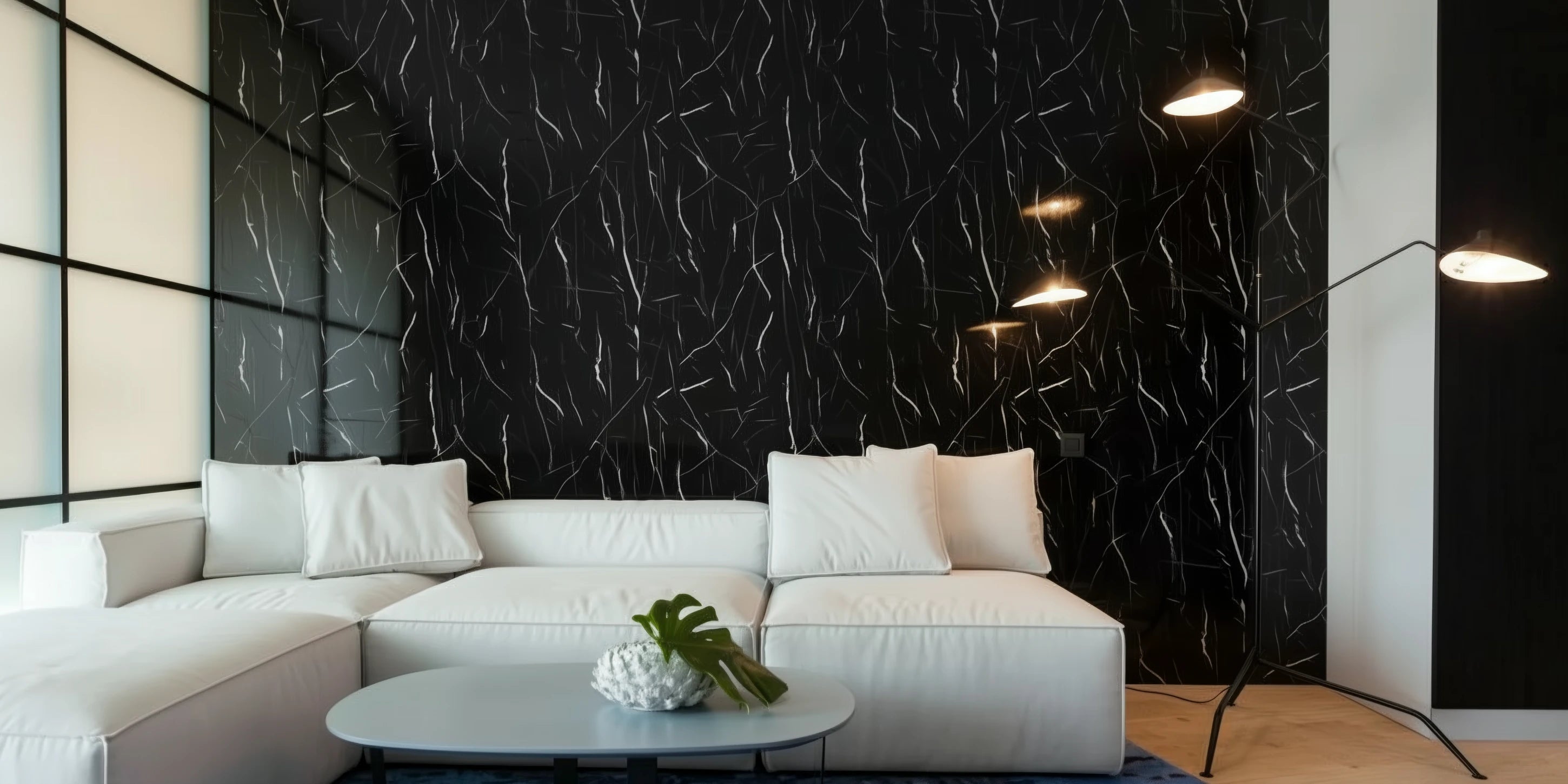 Salón contemporáneo en Barcelona con pared revestida con el Panel WPC Alto Brillo efecto Mármol Negro Marquina de Revestimientos Pared, junto a un sofá blanco y lámpara moderna.