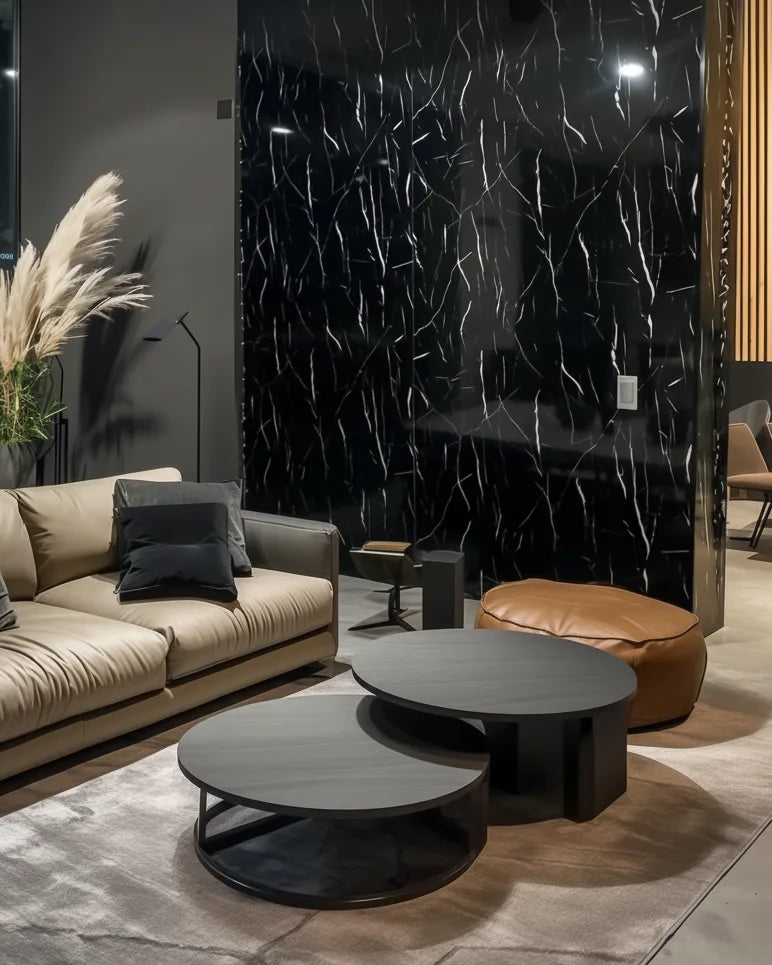 Pared decorativa con Panel WPC Alto Brillo efecto Mármol Negro Marquina en salón contemporáneo, combinando el brillo del mármol negro con un mobiliario cálido y elegante.