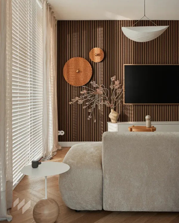 Salón minimalista con Revestimiento de Pared 3D Palillería Acústica Roble Ahumado de la marca revestimientos pared, ideas para crear un ambiente cálido y elegante en casa.