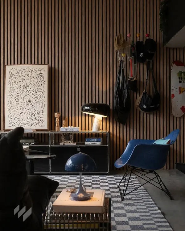 Salón moderno decorado con Revestimiento de Pared 3D Palillería Acústica Roble Ahumado de la marca revestimientos pared, ideas de interiorismo para un espacio acogedor y funcional.