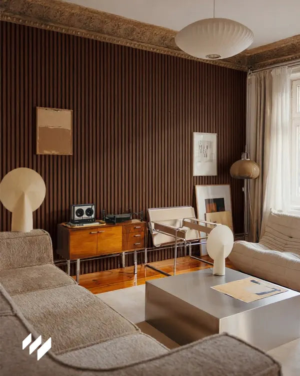 Revestimiento Palillería Acústica Roble Ahumado de Revestimientos Pared instalado en pared de salón clásico con mobiliario vintage y techos ornamentados.