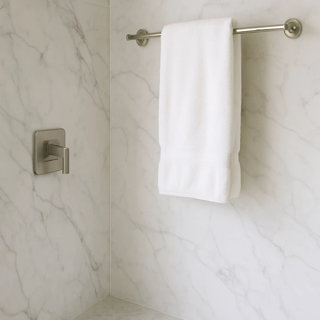 Panel de SPC efecto mármol blanco instalado en una ducha moderna con toallero.