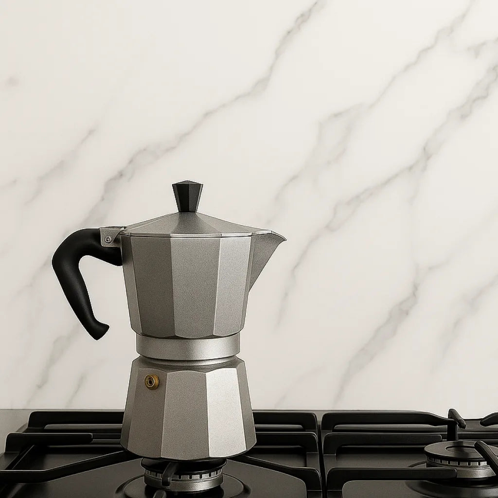 Panel SPC efecto mármol blanco usado como salpicadero en una cocina con cafetera.