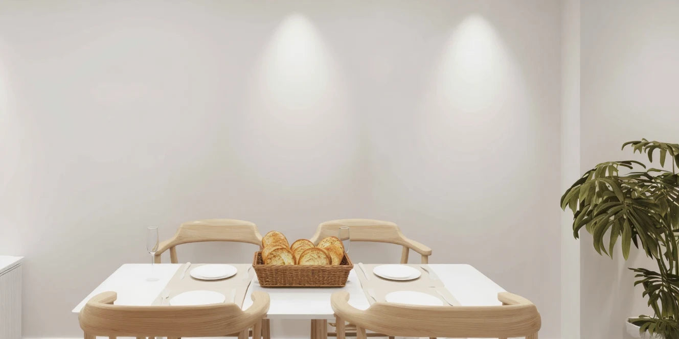 Comedor minimalista con pared blanca lisa antes de instalar revestimiento acústico decorativo.