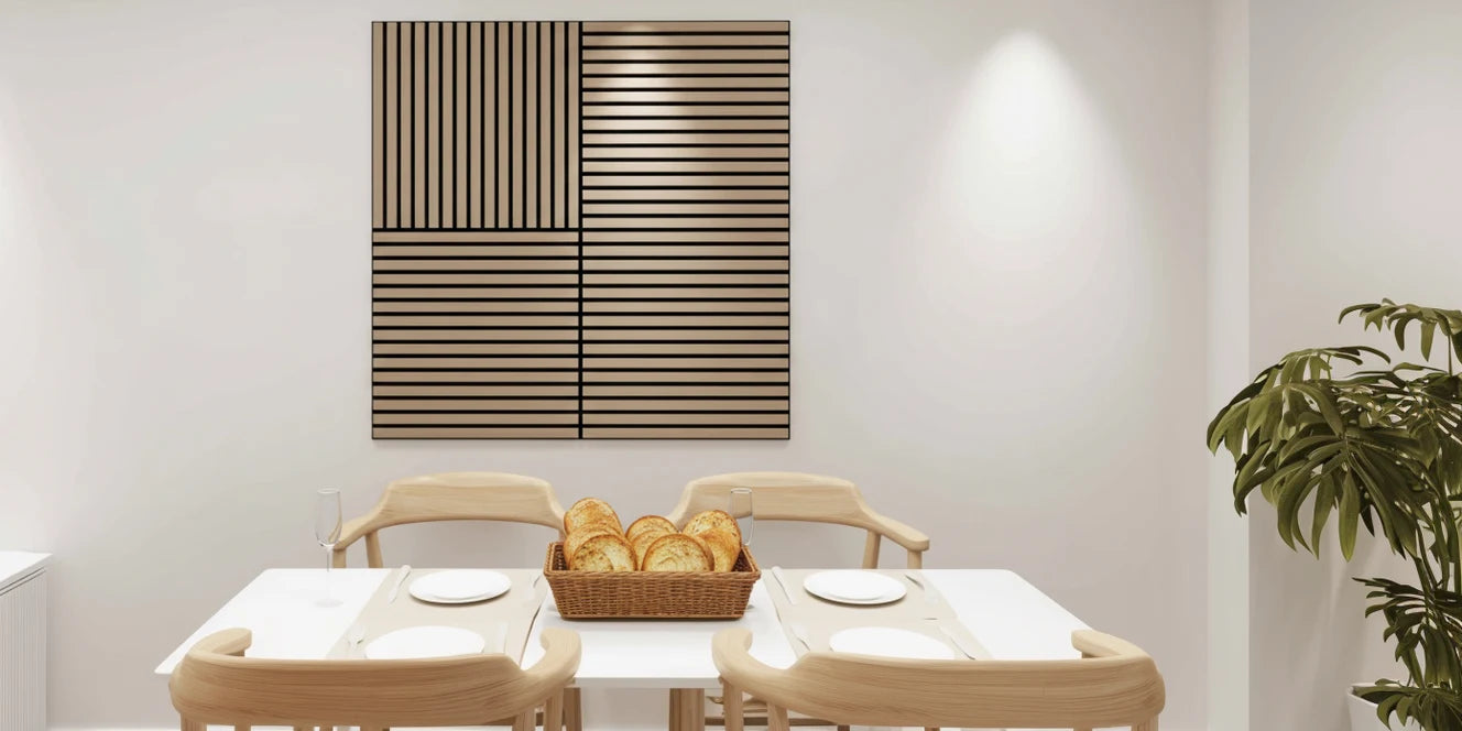 Comedor moderno con revestimiento acústico Nogal Natural instalado, que añade textura cálida y relieve visual.