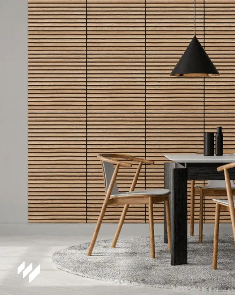 Comedor escandinavo con pared revestida con paneles acústicos autoadhesivos de listones en color Roble Natural, creando un ambiente cálido y moderno.