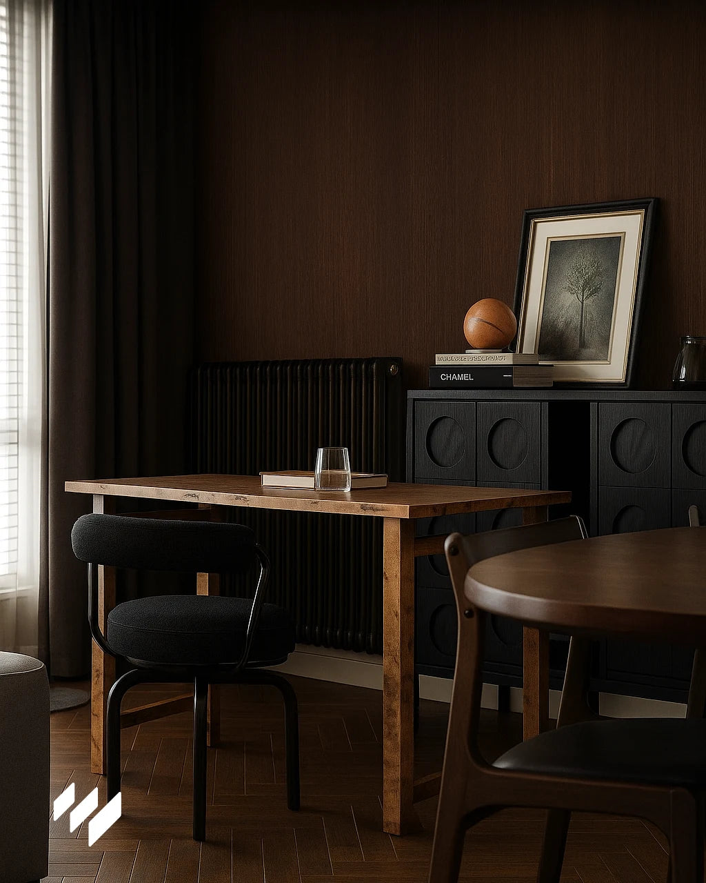 Comedor contemporáneo con pared en Roble Nocturno WPC, mesa de madera natural, sillas negras y mueble auxiliar con detalles decorativos.