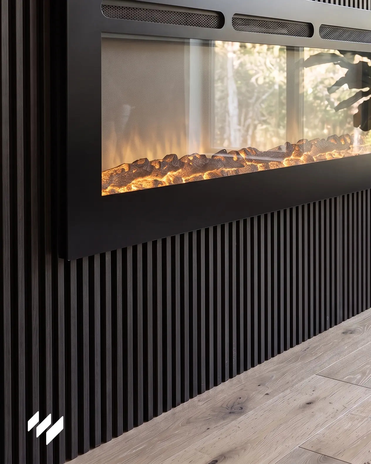 Detalle de chimenea eléctrica instalada sobre una pared revestida con listones WPC Antracita Metalizado en un salón moderno de Alicante con suelo de madera clara.