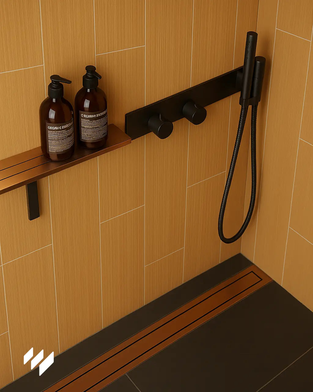 Detalle de ducha con grifería negra mate y repisa con botellas, sobre pared de Panel SPC efecto madera cerámica