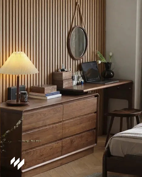 Dormitorio cálido con paneles de listones en roble natural de revestimientos pared detrás de escritorio y cómoda de madera oscura.