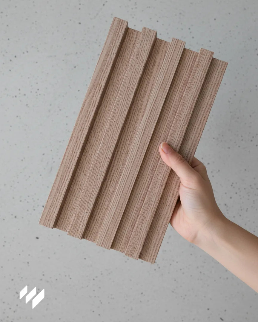 Muestra del panel decorativo de listones 3D WPC Roble Nórdico de Revestimientos Pared, con acabado natural en tono roble claro.