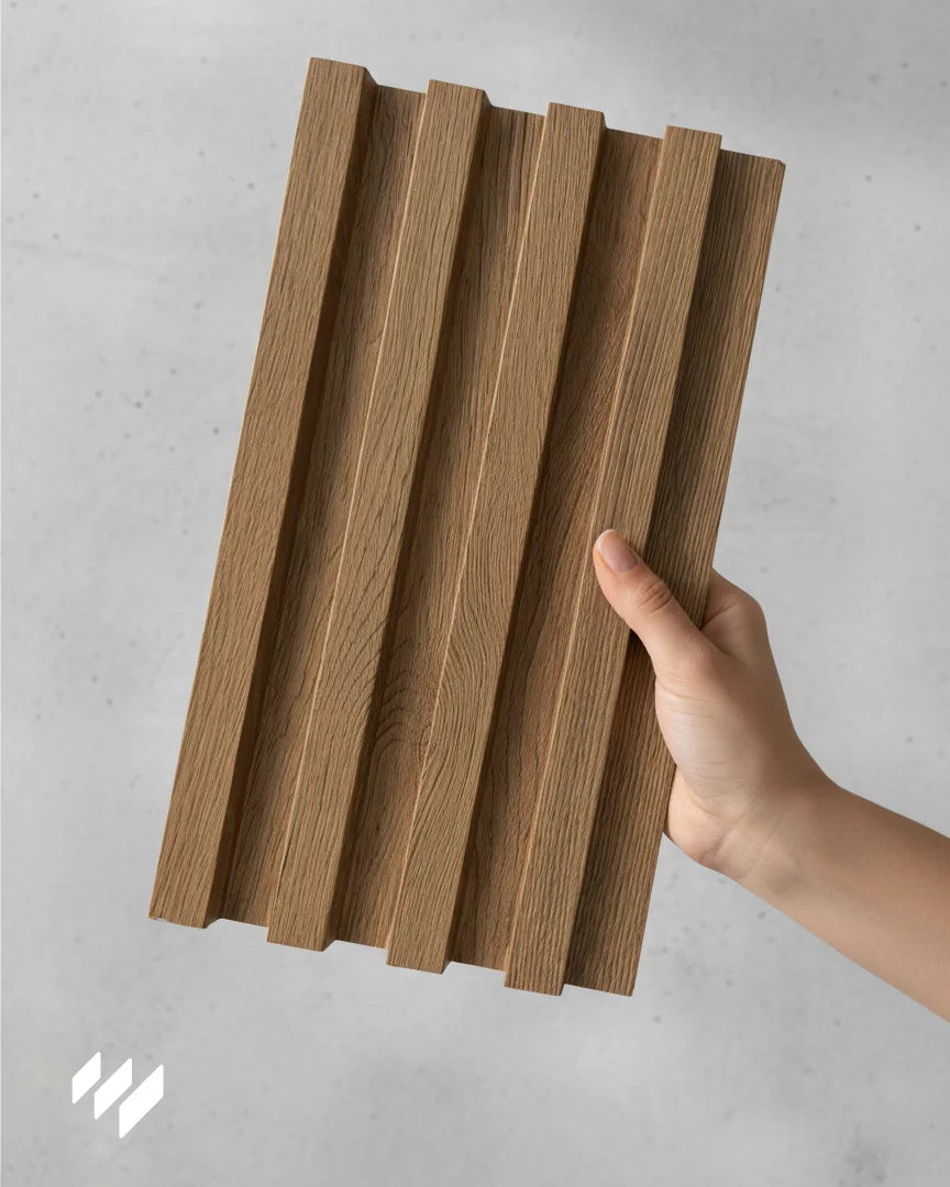 Muestra del revestimiento de pared de listones WPC Roble Miel de Revestimientos Pared, con textura cálida y veta realista en madera miel.