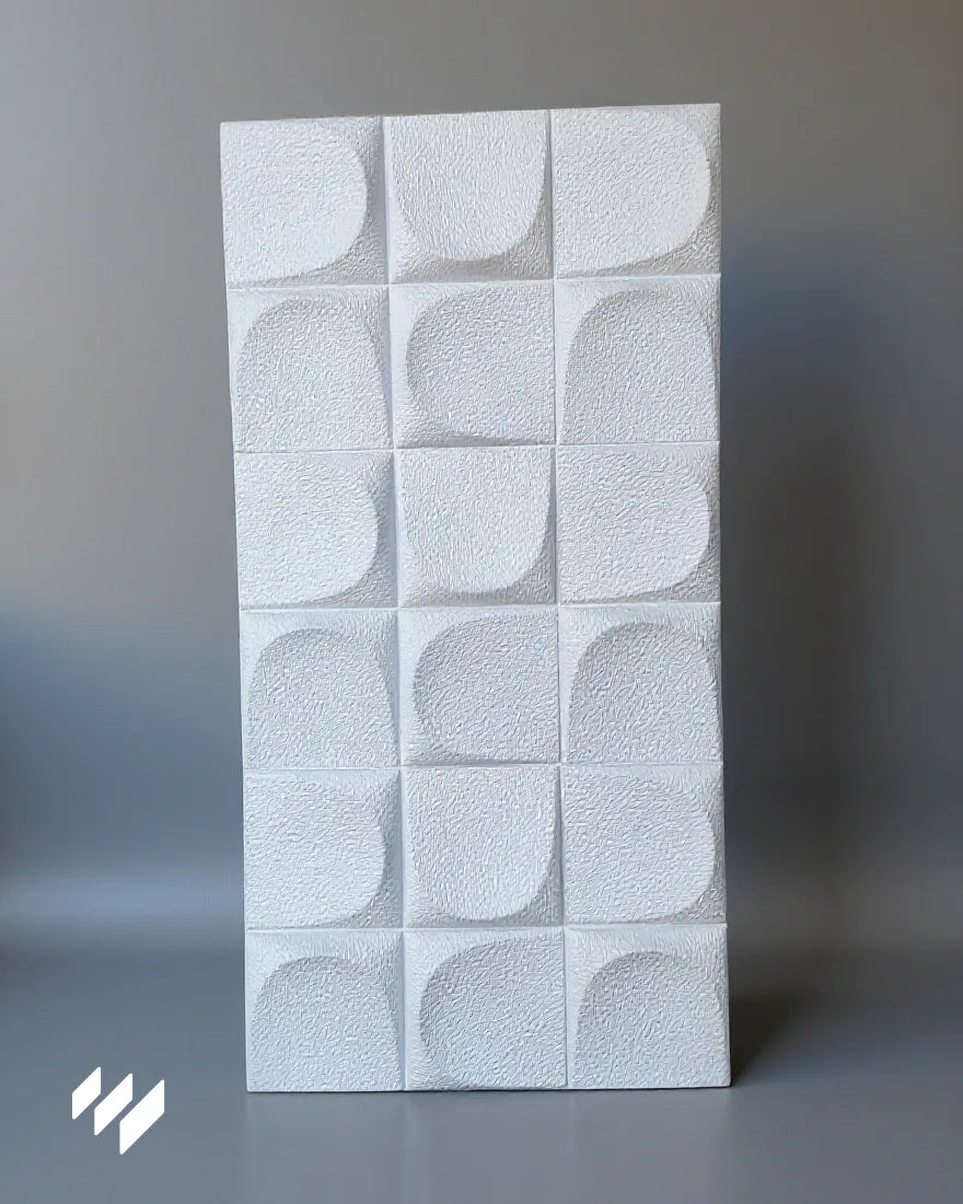 Vista frontal del Panel decorativo 3D de PU efecto Almohadillado blanco de Revestimientos Pared, con diseño acolchado en módulos cuadrados para interiores contemporáneos.