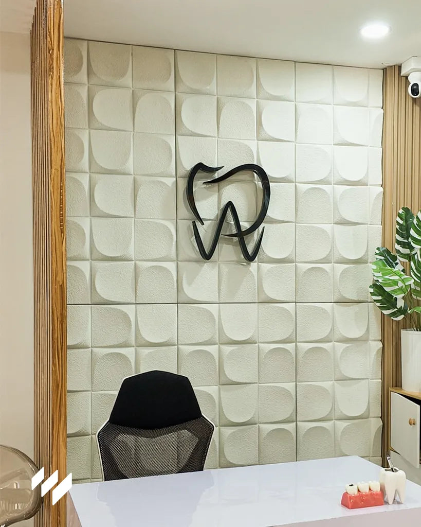 Fondo de oficina con Panel decorativo 3D de PU efecto Almohadillado blanco de Revestimientos Pared, creando un espacio moderno y profesional, ofreciendo ideas para despachos y clínicas.