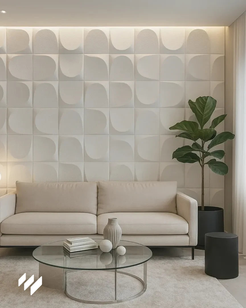 Inspiración de salón con Panel decorativo 3D de PU efecto Almohadillado blanco de Revestimientos Pared en un diseño minimalista con sofá beige y mesa de centro de cristal, ofreciendo ideas para decoración de interiores modernos.