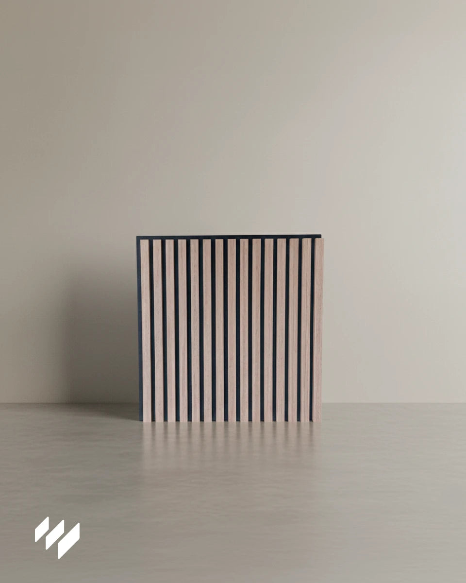 Vista frontal del panel acústico autoadhesivo de listones 60x60 cm acabado Nogal Natural.