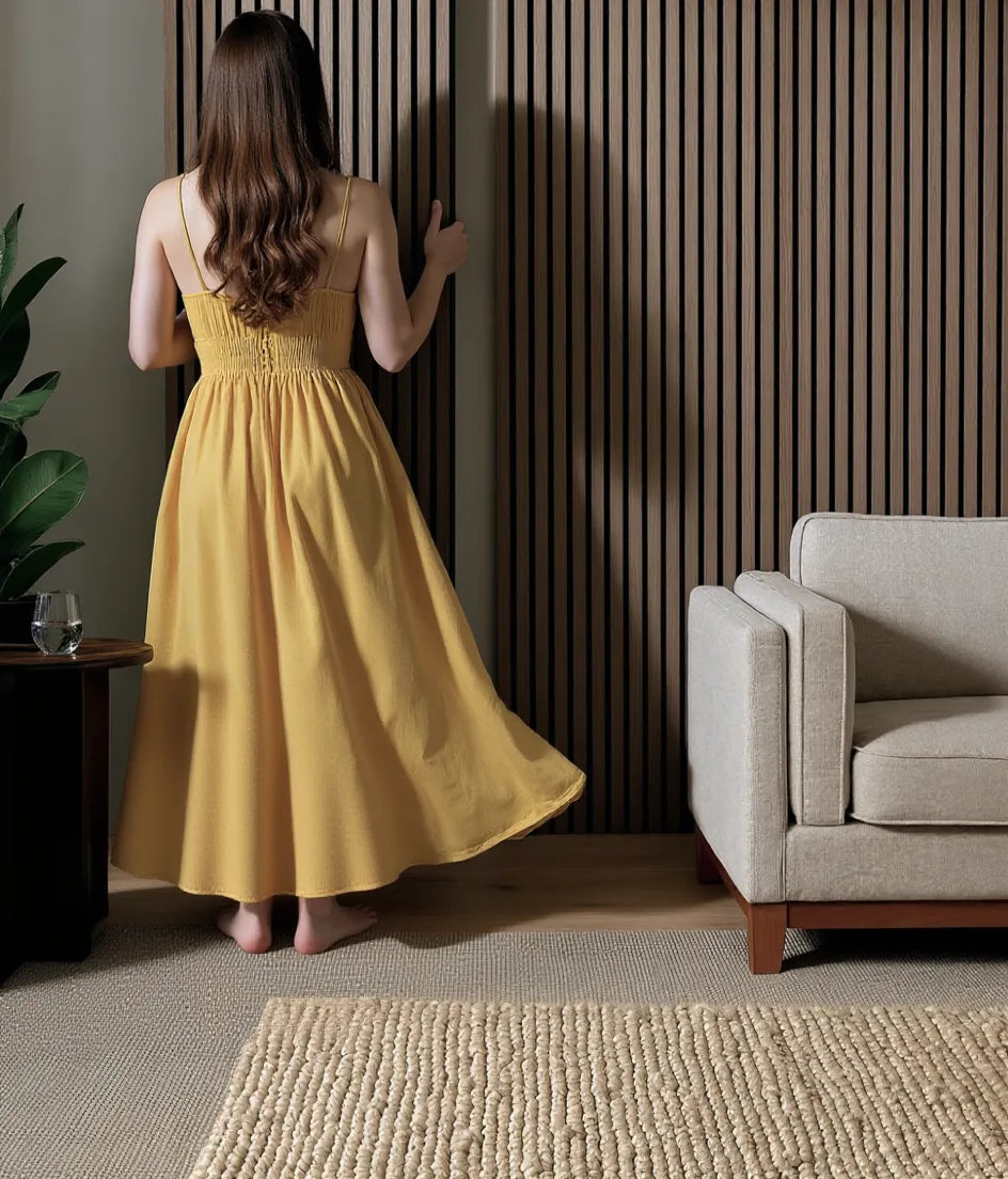 Detalle del Panel Acústico de Listones Nogal Natural de Revestimientos Pared, integrado en un salón contemporáneo con decoración minimalista.