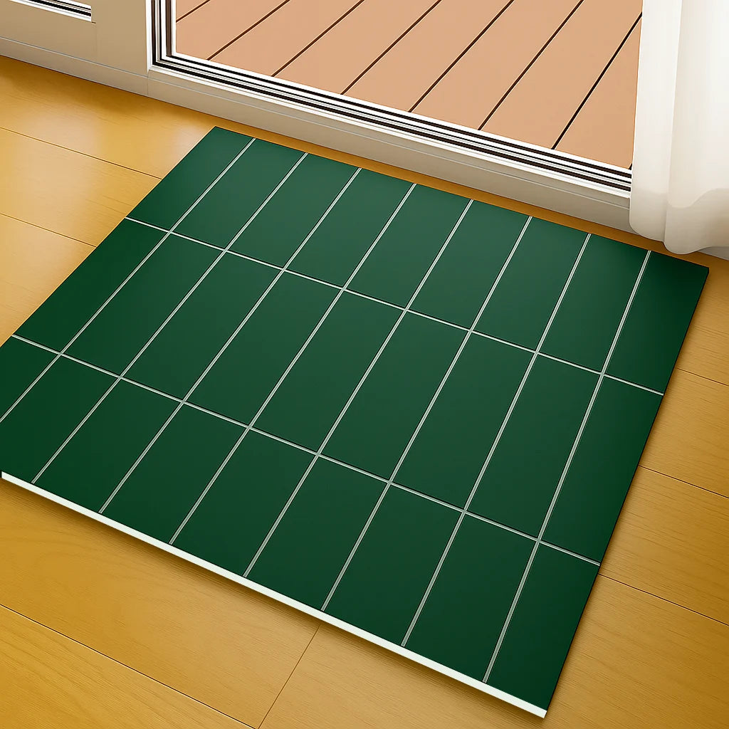 Panel SPC verde colocado en el suelo junto a una ventana para ventilación natural y disipación del olor antes de la instalación.